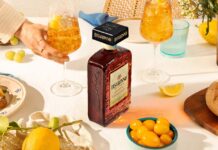 Un nuovo look per Disaronno, tra heritage e contemporaneità DISARONNO _Nuova Bottiglia ambietata 2_rid