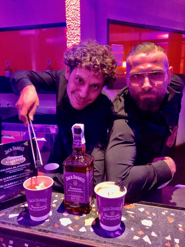 i bartender Manuel e Lucian Bucur con il cocktail Blackberry Lemonade e Blackberry 'n' Ginger all'arena Toro Meccanico