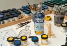 È firmata Kaws la nuova Artist Edition di Absolut Vodka Absolut Vodka KAWS