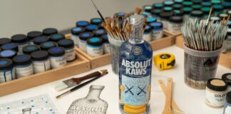 È firmata Kaws la nuova Artist Edition di Absolut Vodka Absolut Vodka KAWS