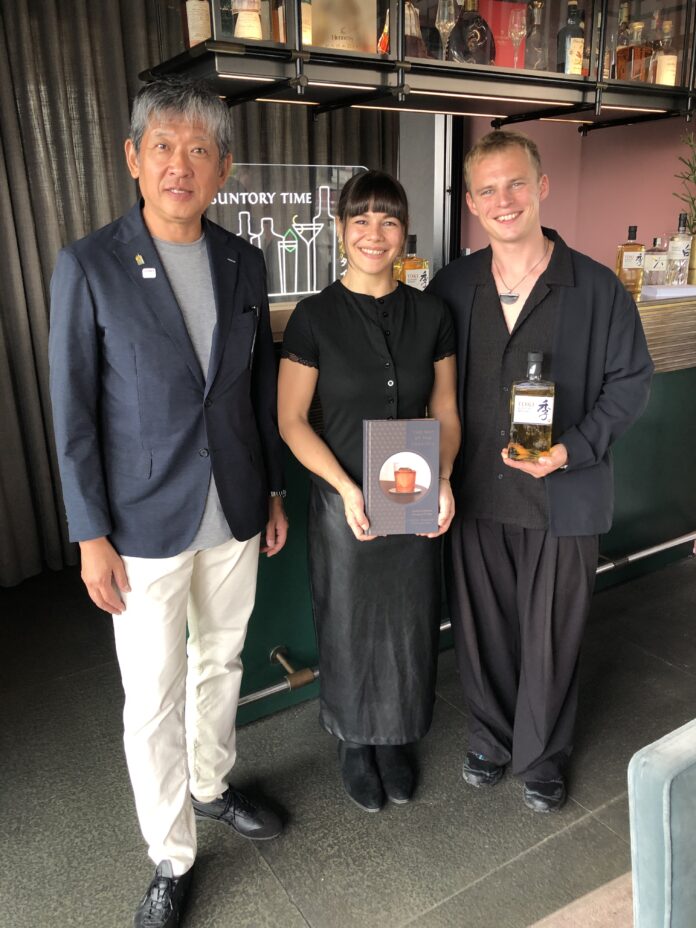 Masaki Mory Morimoto, presidente House of Suntory, la top barlady Julia Momosé, James Bowker, Global Brand Advocacy Manager a Ceresio 7 di Milano