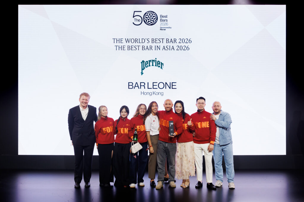 Il team di Bar Leone, premiato come miglior bar nella classifica The 50 2026