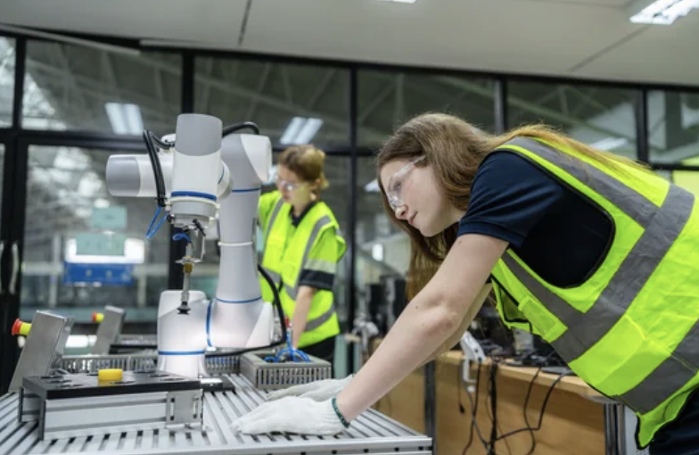 Sicurezza e collaborazione uomo macchina in azienda grazie ai robot