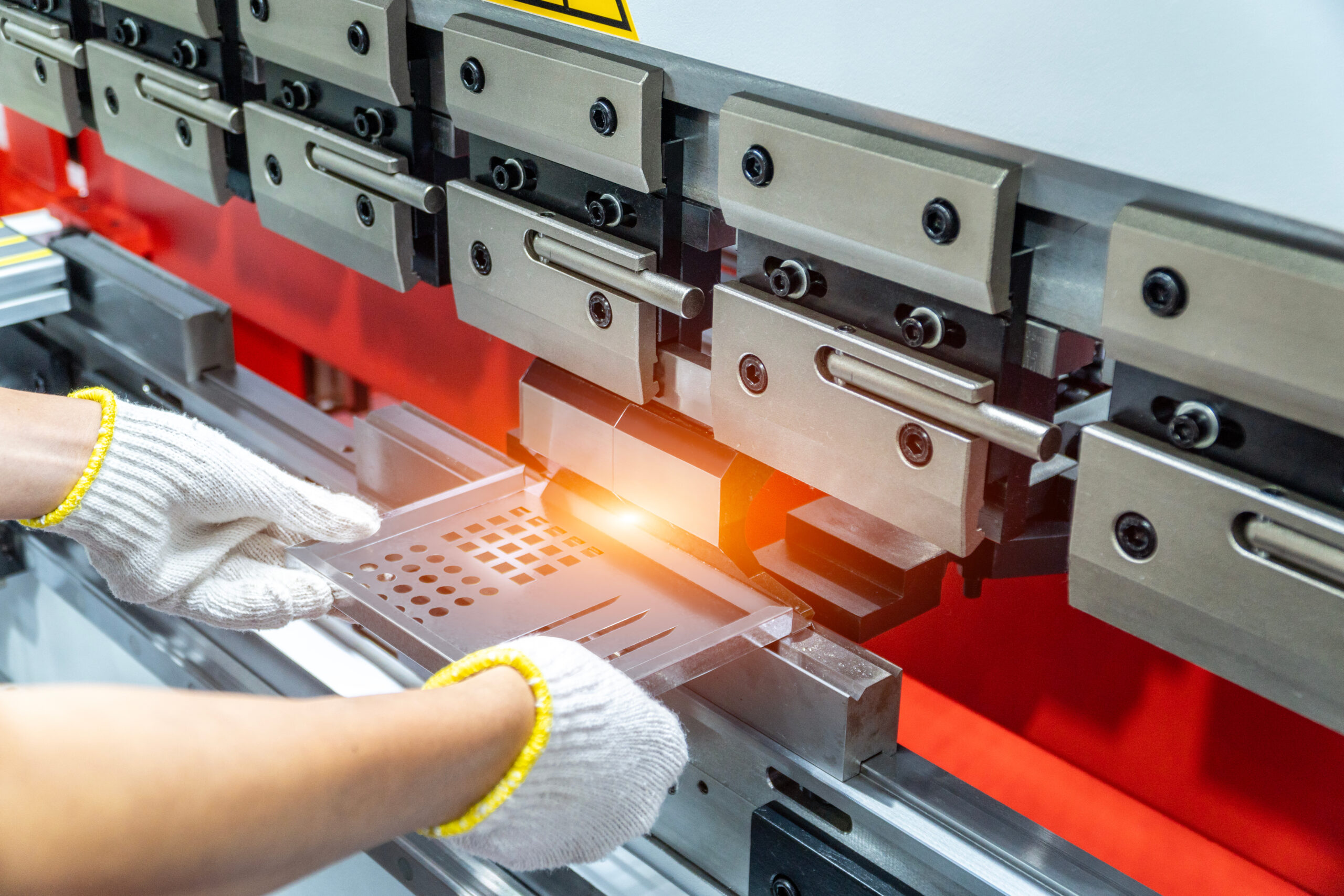 Piegatura della lamiera | Guida alle tecniche, ai parametri e alle sfide del processo