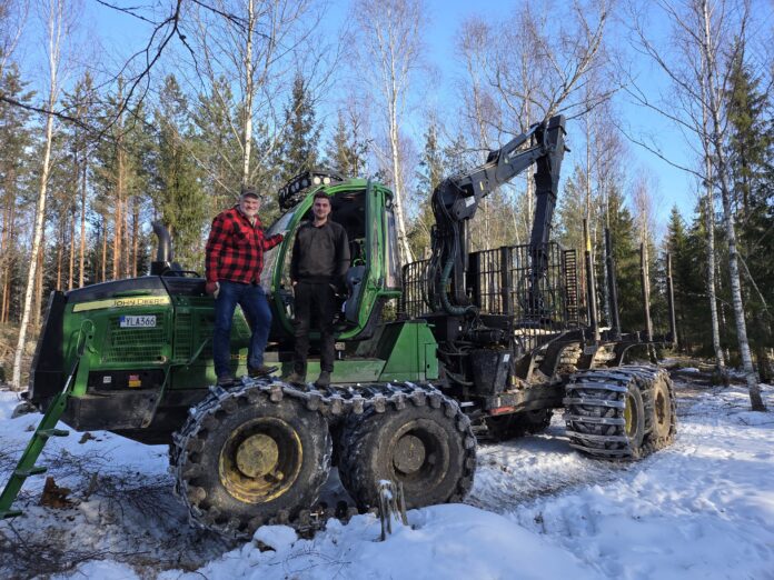 Kenneth Karlsson_Svezia_foto01_e_Apertura_Linus e Kenneth sul forwarder John Deere 1510G