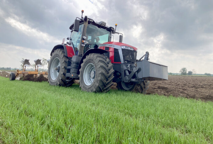 Massey Ferguson 8S Xtra MF 8S Xtra in aratura