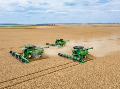 John Deere, mietitrebbie e trattori si rinnovano per il 2027