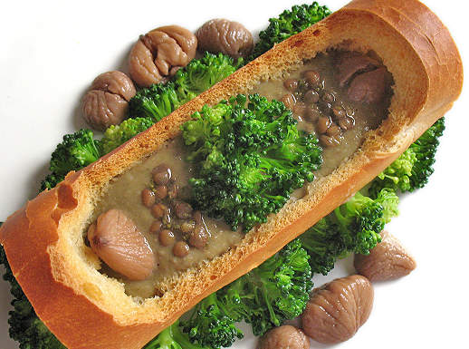 I suoni della cucina in una suggestiva crema di verdure Crema densa di lenticchie, castagne e broccoli su scodella di pane