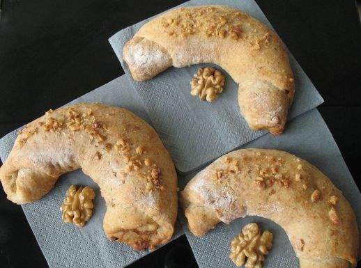 Brioche salate con saraceno, cipolle, salvia e noci