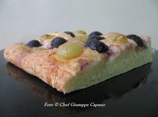Focaccia dolce all’uva bicolore