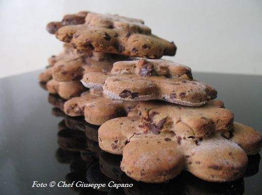 Biscotti autunnali con farina di castagne, miele e cioccolato