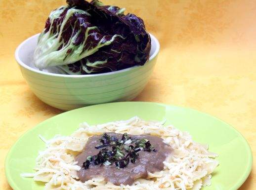 Farfalle con salsa di radicchio e borlotti