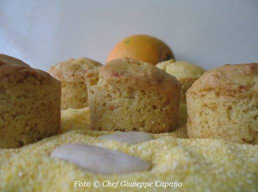 Pasticcini di mais con mandorle, arance e cioccolato bianco