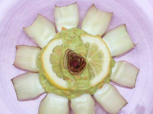 La rinascita di carciofi e avocado in una aromatica crema Crema di avocado alle carote con carciofi crudi