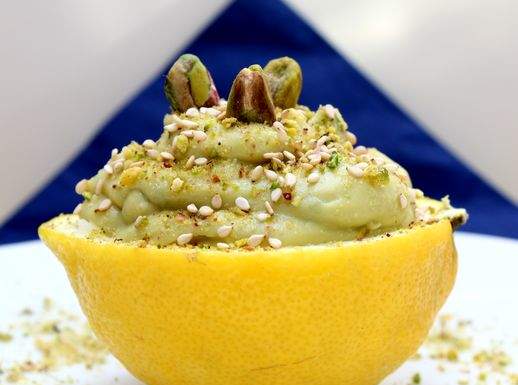 L’avocado incontra l’erba cipollina e il limone Crema di avocado e pistacchi in limone