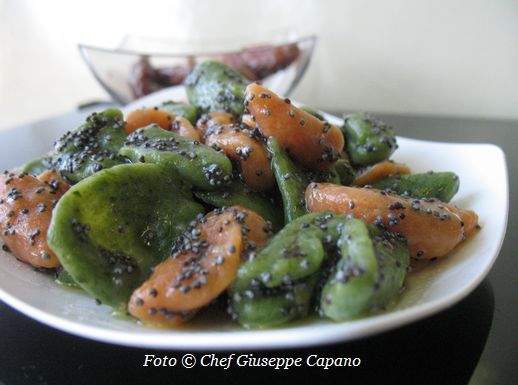 Gnocchetti di grano duro bicolori con olio all'aglio e papavero