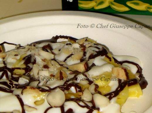 La frutta nel dessert Ananas con salsina alla menta, noci e cioccolato