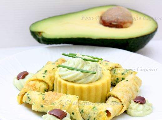 Avocado ancora protagonista di bontà Frittatine all'erba cipollina con mousse di avocado