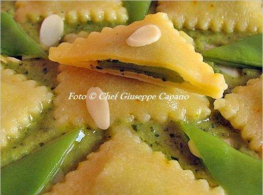 Ravioli e muse insaporitrici Ravioli allo zafferano con ripieno e salsa di taccole