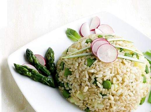 Intriganti cupolette di riso integrale Riso con cipollotti, asparagi, patate e ravanelli