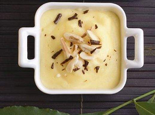 Il dolce alloro fresco nel dolce crema dolce all'alloro