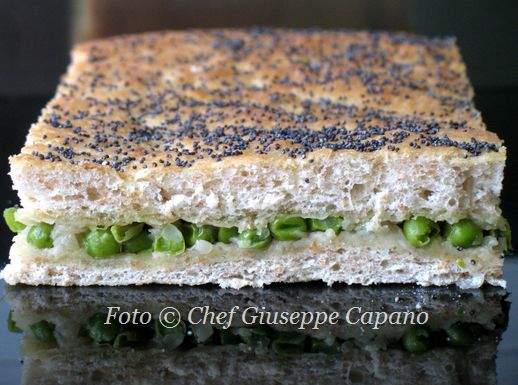 Focaccia integrale morbida alle cipolle e piselli