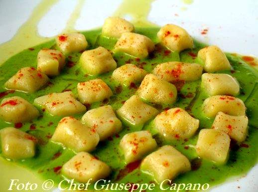 Gnocchi di patate con salsa di piselli e peperoncino