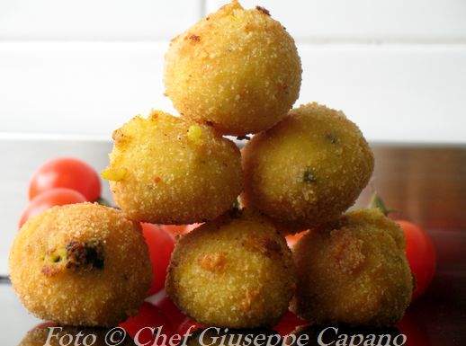 Piccoli arancini con riso alla curcuma, zucchine e pomodorini