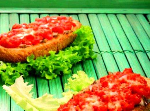 Crostone gratinato di alici marinate e salsa di pomodoro fresco