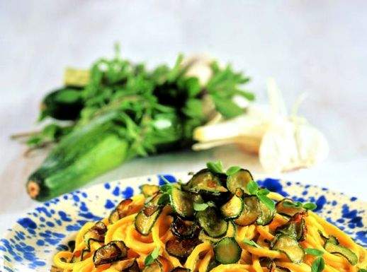 Spaghetti allo zafferano con zucchine e cannellini