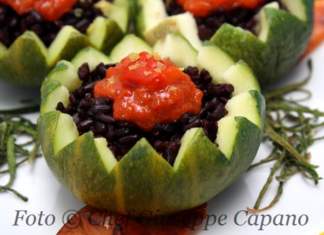 Zucchine tonde ripiene di riso nero e salsa di peperoni al limone