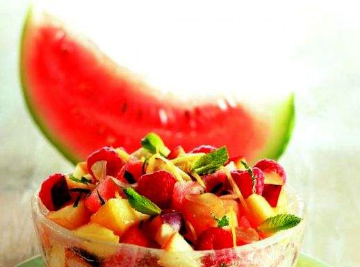 Anguria in bellavista con macedonia di frutta estiva