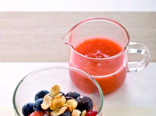 Pesche marinate alla vaniglia con frutti di bosco e salsa di fichi