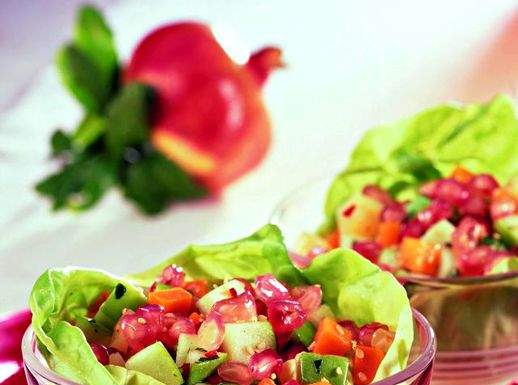 Coppe di lattuga con carote, patate, mela verde e melagrana 518