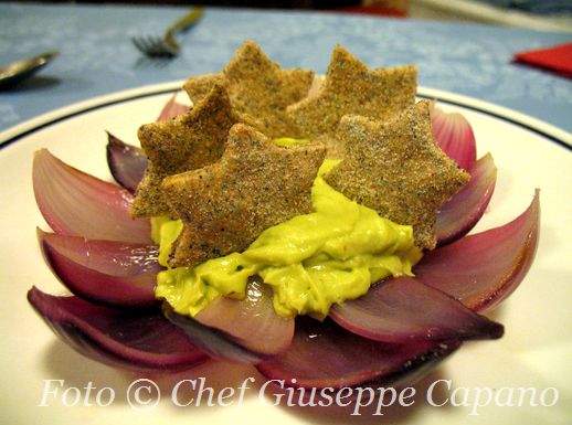 Fiore di cipolle rosse con crema verde di avocado e stelline croccanti al papavero 518