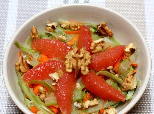 Insalata colorata con arance rosse e noci 518