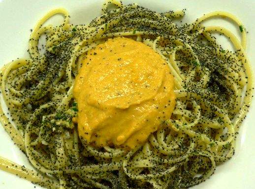 Trenette con olio al sedano, crema di verdure e semi di papavero 518