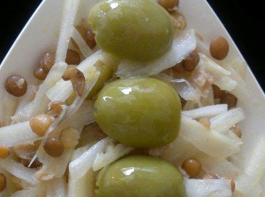 Insalatina di sedano bianco marinato allo zenzero, lenticchie e olive verdi