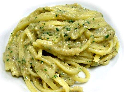 Linguine con salsa di cipolle in infuso di timo