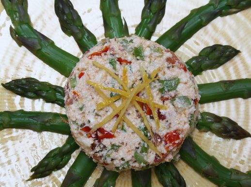 Tortini di ricotta con asparagi e pomodori confit al timo