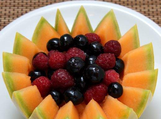 Cestini con melone alla cannella e frutti di bosco