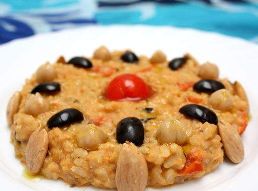 Riso integrale con pomodorini, olive e crema di ceci