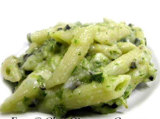 Penne con zucchine, basilico e provola fresca