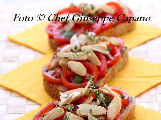 Pane, olio e pomodoro (con mandorle!) Pane e pomodori con mandorle tostate