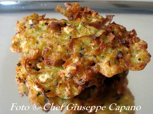 Il congedo del basilico e stuzzicanti frittelline Frittelle di patate, cipolle e basilico