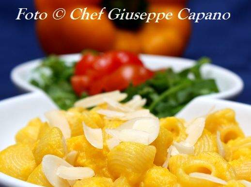 Pipette rigate con crema di peperoni gialli, pomodorini e rucola