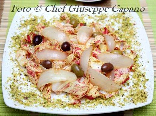 Radicchio in insalata con cipolle e olive