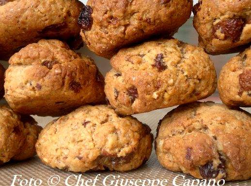 Biscotti integrali alle noci, uvetta e cannella