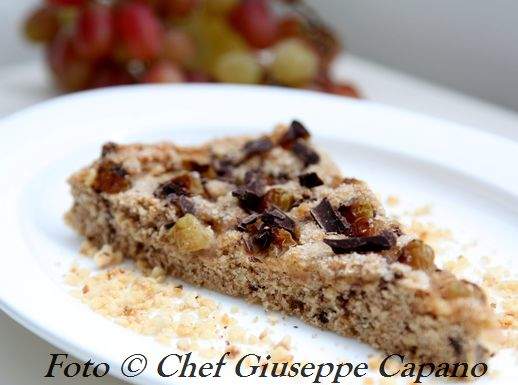 Dolce vegano con farina integrale alle nocciole e uva
