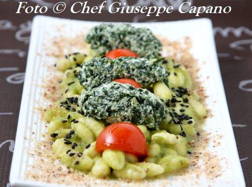 Cavatelli con crema di piselli, quennelle di spinaci e pomodorini 518